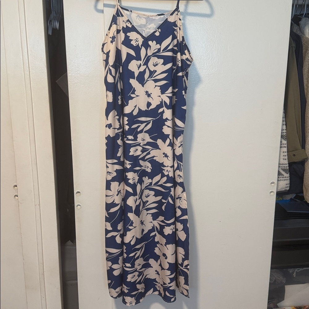 Luau  Maxi Dress with Scrunchie - Picture 3 of 4